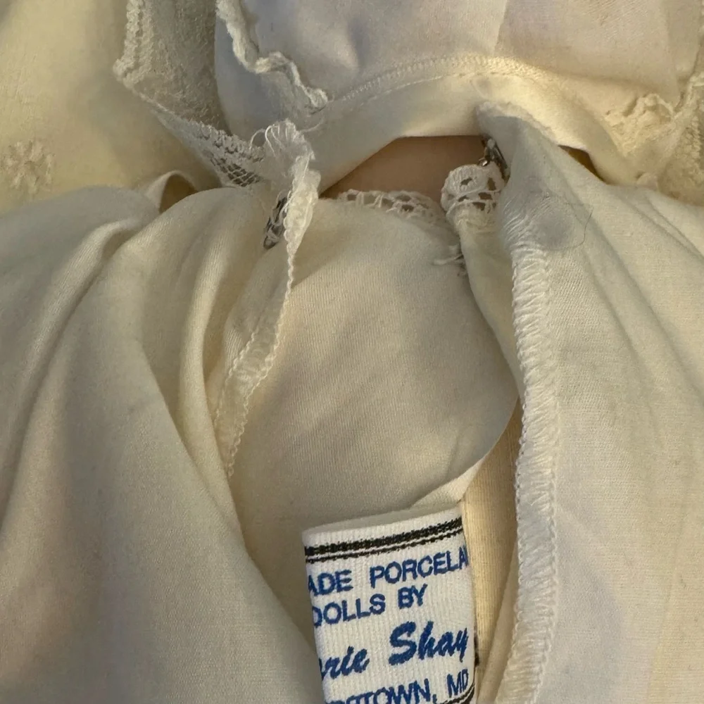 Marie Shay Beautiful Christening Porcelain Doll Full Gown 2 Pillows Vintage - Picture 12 of 16